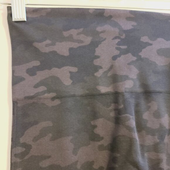 Spanx | Women's Camo Print Look At Me Now Seamless Cropped Leggings (Size Small) - Picture 4 of 12